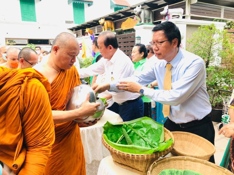 กิจกรรมทำบุญตักบาตรในช่วงเช้า ณ วัดเทพศิรินทราวาส