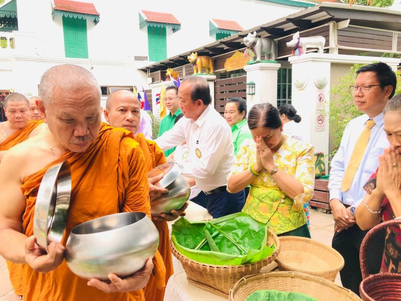 กิจกรรมทำบุญตักบาตรในช่วงเช้า ณ วัดเทพศิรินทราวาส
