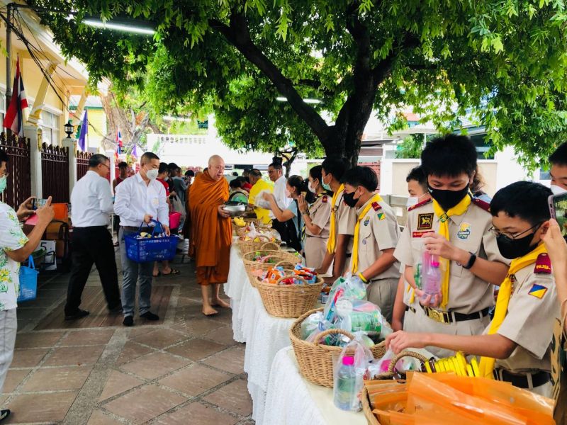 กิจกรรมทำบุญตักบาตรในช่วงเช้า ณ วัดเทพศิรินทราวาส