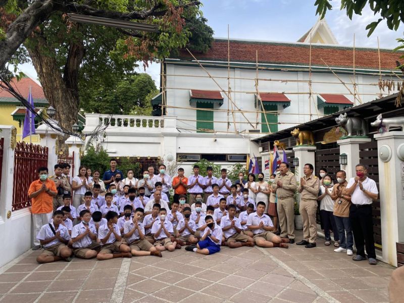 กิจกรรมทำบุญตักบาตรในช่วงเช้า ณ วัดเทพศิรินทราวาส