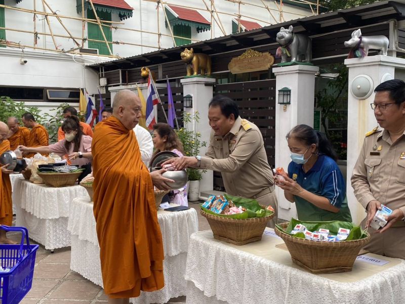 กิจกรรมทำบุญตักบาตรในช่วงเช้า ณ วัดเทพศิรินทราวาส