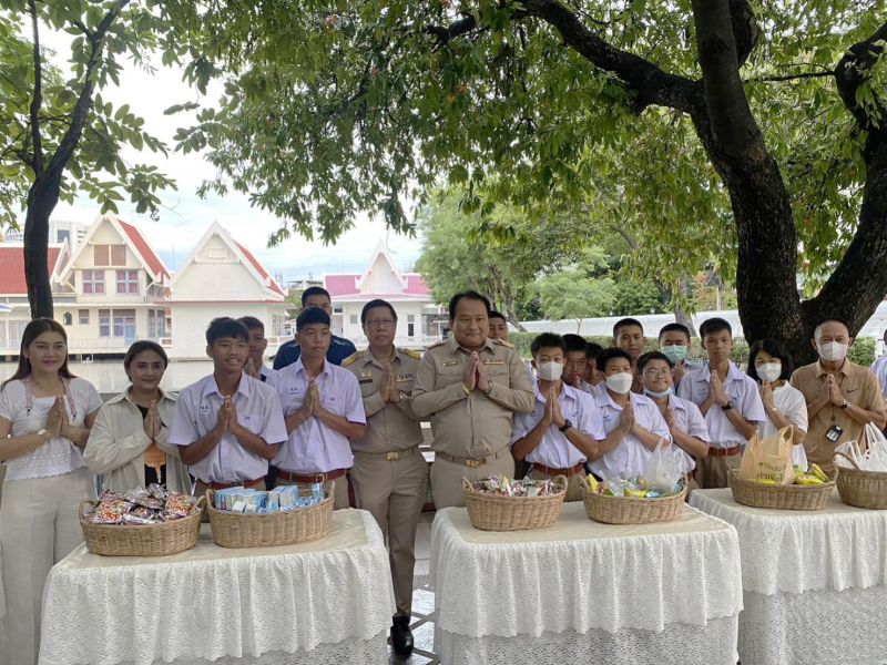 กิจกรรมทำบุญตักบาตรในช่วงเช้า ณ วัดเทพศิรินทราวาส