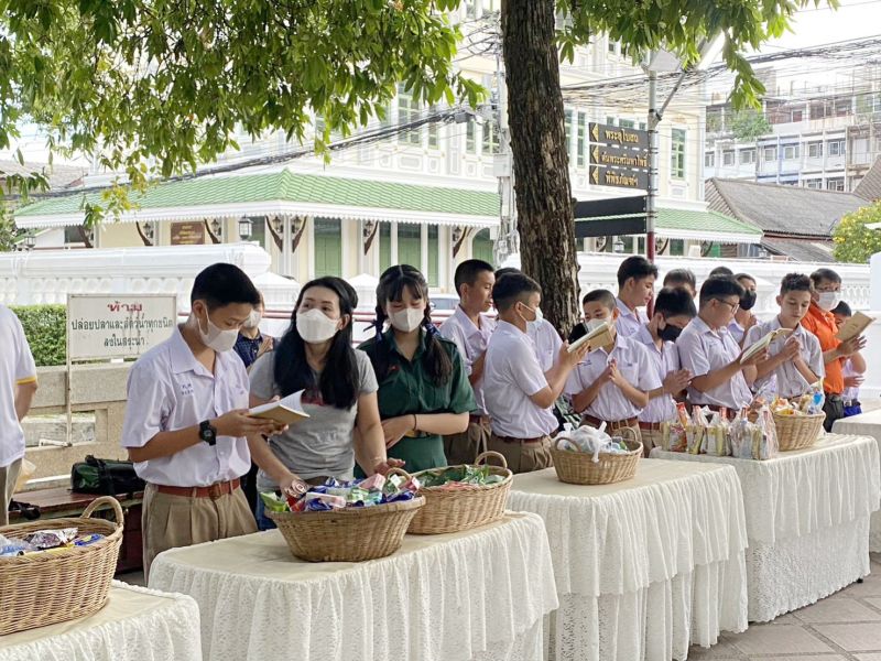 กิจกรรมทำบุญตักบาตรในช่วงเช้า ณ วัดเทพศิรินทราวาส