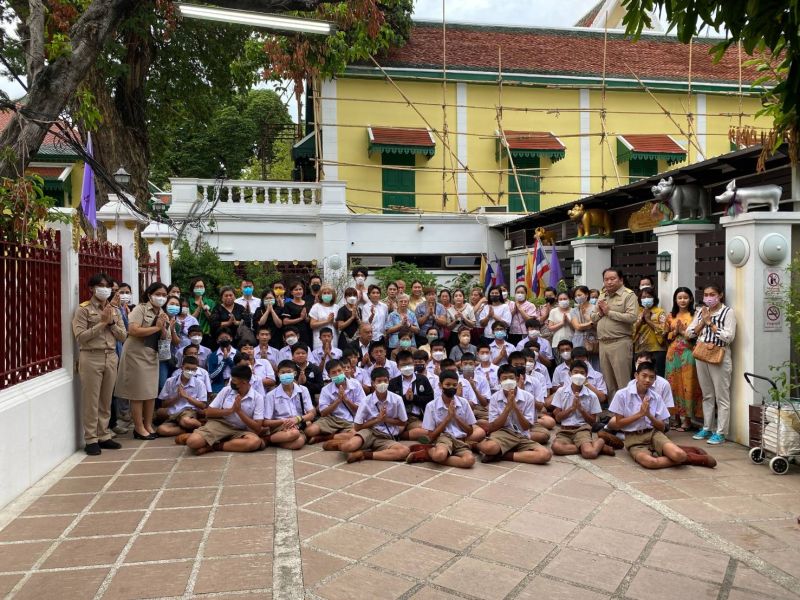 กิจกรรมทำบุญตักบาตรในช่วงเช้า ณ วัดเทพศิรินทราวาส