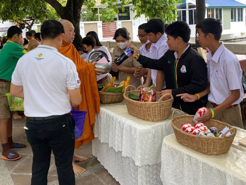 กิจกรรมทำบุญตักบาตรในช่วงเช้า ณ วัดเทพศิรินทราวาส