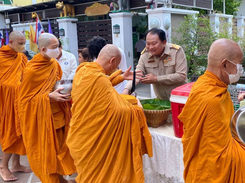 กิจกรรมทำบุญตักบาตรในช่วงเช้า ณ วัดเทพศิรินทราวาส