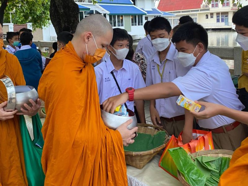 กิจกรรมทำบุญตักบาตรในช่วงเช้า ณ วัดเทพศิรินทราวาส