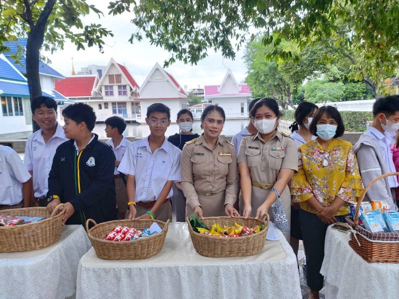 กิจกรรมทำบุญตักบาตรในช่วงเช้า ณ วัดเทพศิรินทราวาส