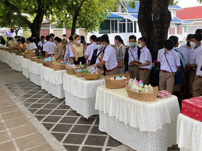 กิจกรรมทำบุญตักบาตรในช่วงเช้า ณ วัดเทพศิรินทราวาส