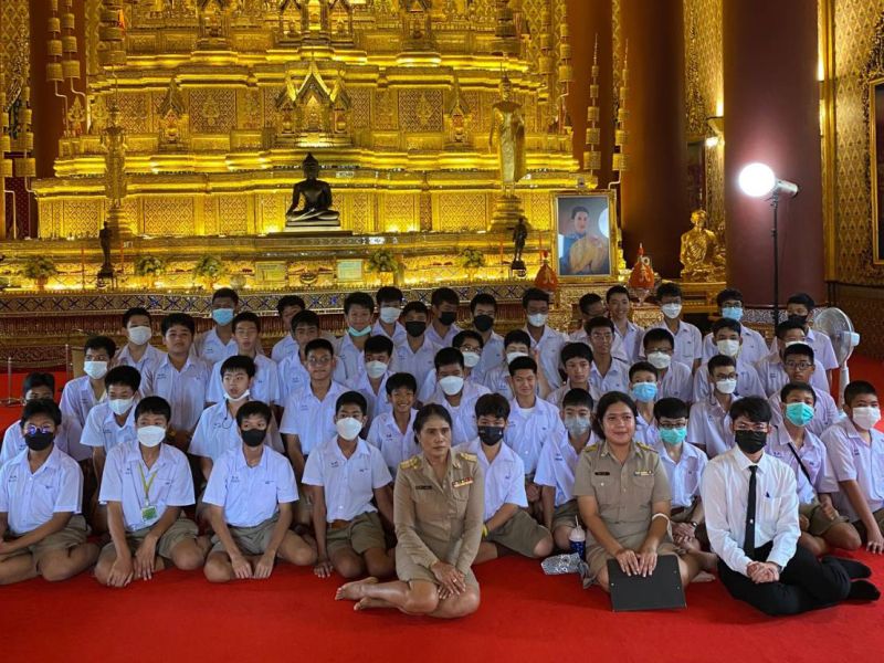 กิจกรรมทำบุญตักบาตรในช่วงเช้า ณ วัดเทพศิรินทราวาส