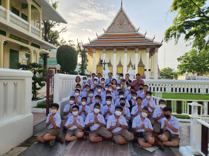 กิจกรรมทำบุญตักบาตรในช่วงเช้า ณ วัดเทพศิรินทราวาส