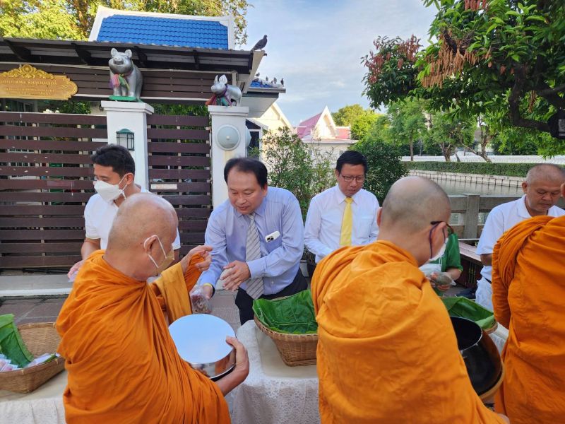 กิจกรรมทำบุญตักบาตรในช่วงเช้า ณ วัดเทพศิรินทราวาส
