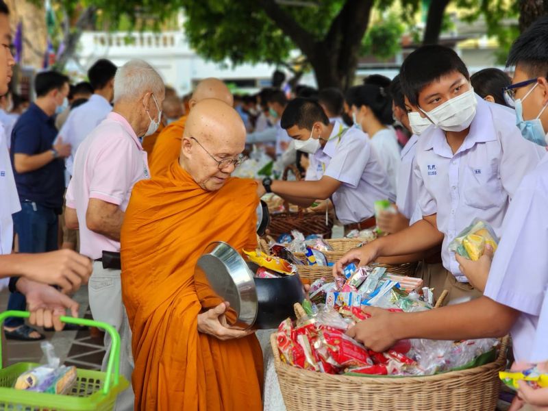 กิจกรรมทำบุญตักบาตรในช่วงเช้า ณ วัดเทพศิรินทราวาส