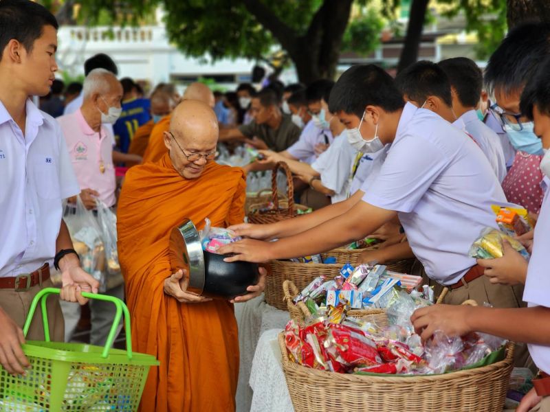 กิจกรรมทำบุญตักบาตรในช่วงเช้า ณ วัดเทพศิรินทราวาส