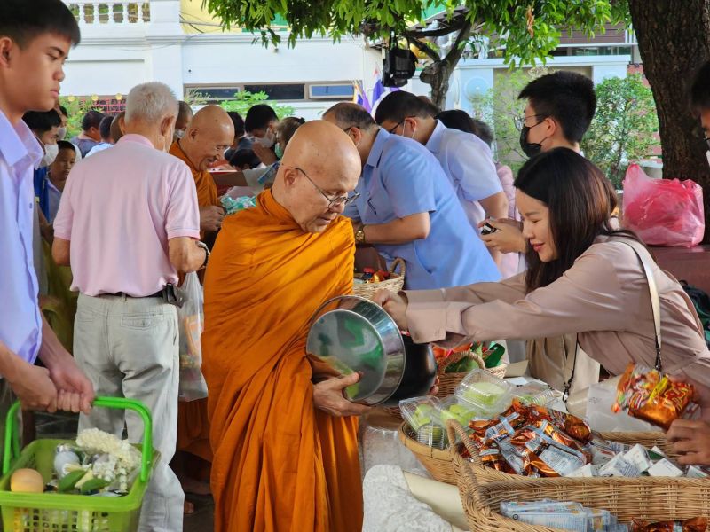 กิจกรรมทำบุญตักบาตรในช่วงเช้า ณ วัดเทพศิรินทราวาส