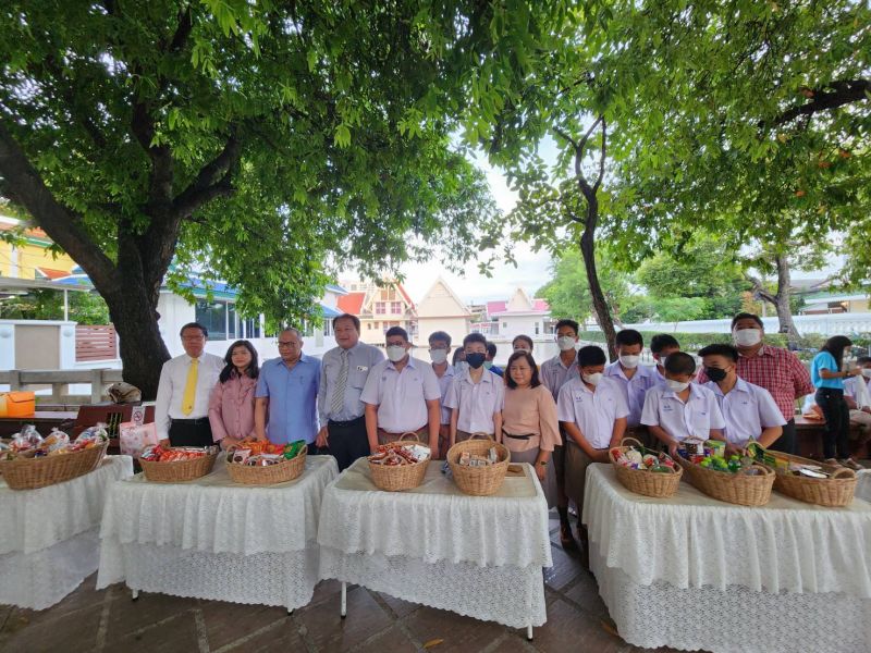 กิจกรรมทำบุญตักบาตรในช่วงเช้า ณ วัดเทพศิรินทราวาส
