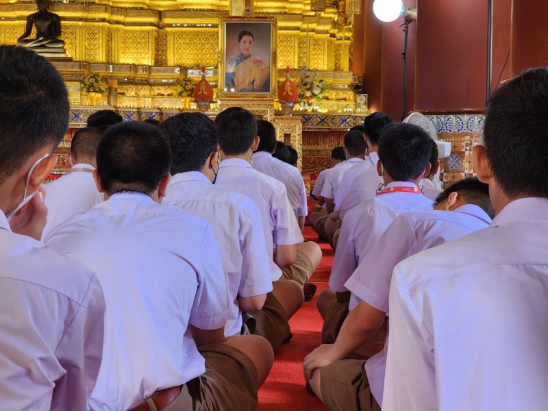 กิจกรรมทำบุญตักบาตรในช่วงเช้า ณ วัดเทพศิรินทราวาส