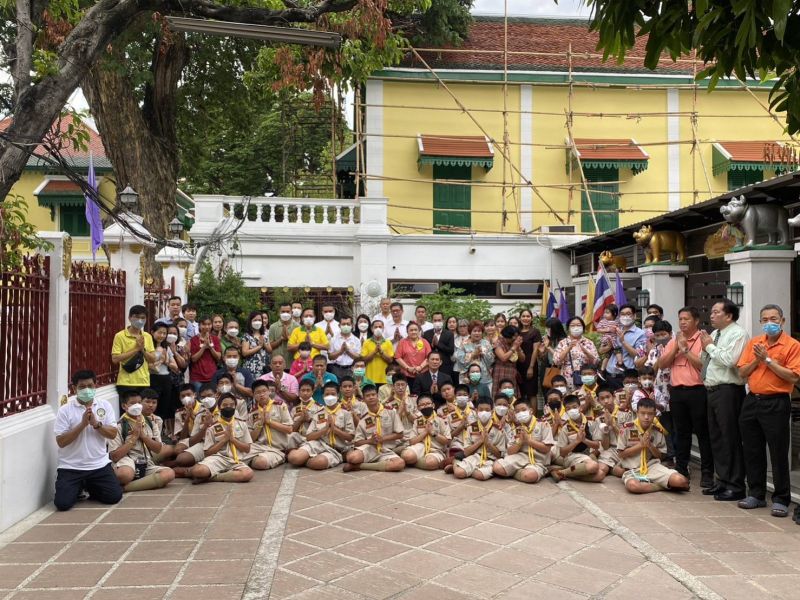 กิจกรรมทำบุญตักบาตรในช่วงเช้า ณ วัดเทพศิรินทราวาส