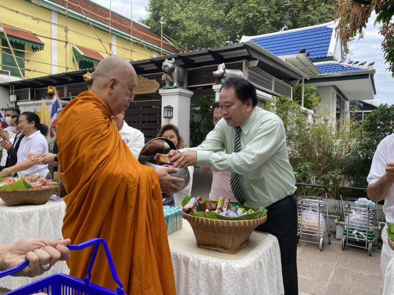 กิจกรรมทำบุญตักบาตรในช่วงเช้า ณ วัดเทพศิรินทราวาส