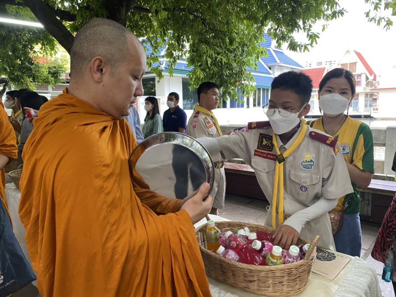 กิจกรรมทำบุญตักบาตรในช่วงเช้า ณ วัดเทพศิรินทราวาส