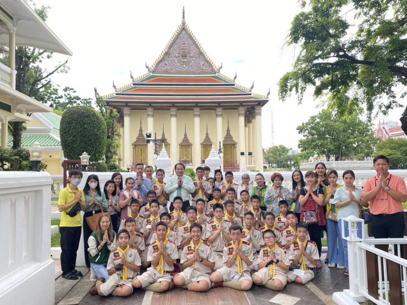 กิจกรรมทำบุญตักบาตรในช่วงเช้า ณ วัดเทพศิรินทราวาส