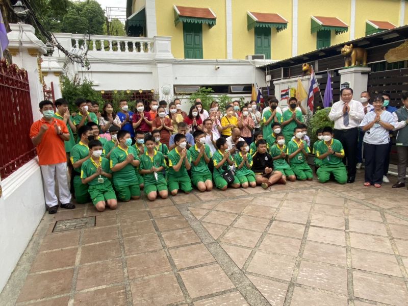 กิจกรรมทำบุญตักบาตรในช่วงเช้า ณ วัดเทพศิรินทราวาส