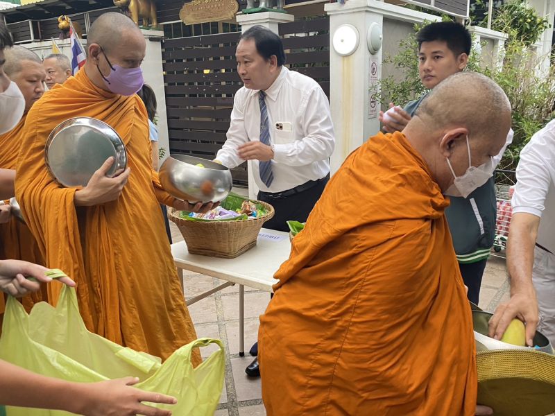 กิจกรรมทำบุญตักบาตรในช่วงเช้า ณ วัดเทพศิรินทราวาส