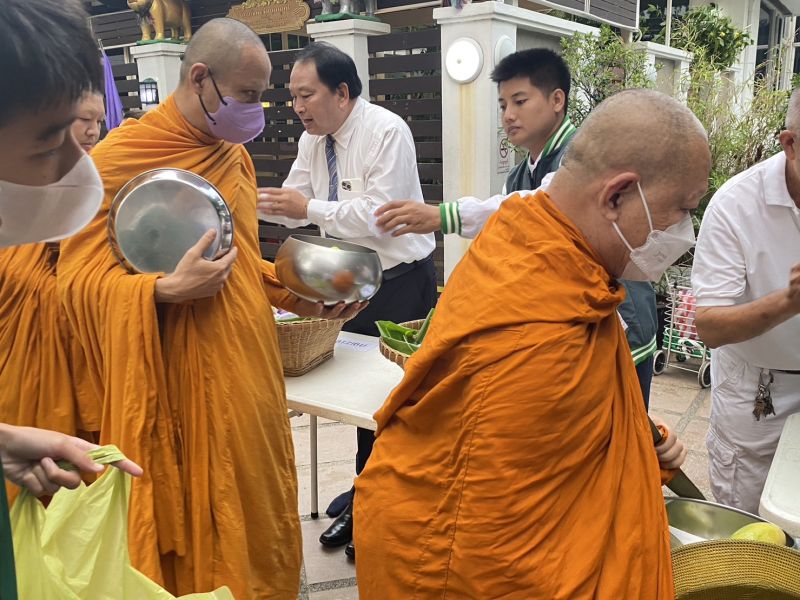 กิจกรรมทำบุญตักบาตรในช่วงเช้า ณ วัดเทพศิรินทราวาส