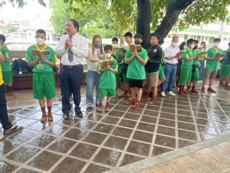 กิจกรรมทำบุญตักบาตรในช่วงเช้า ณ วัดเทพศิรินทราวาส