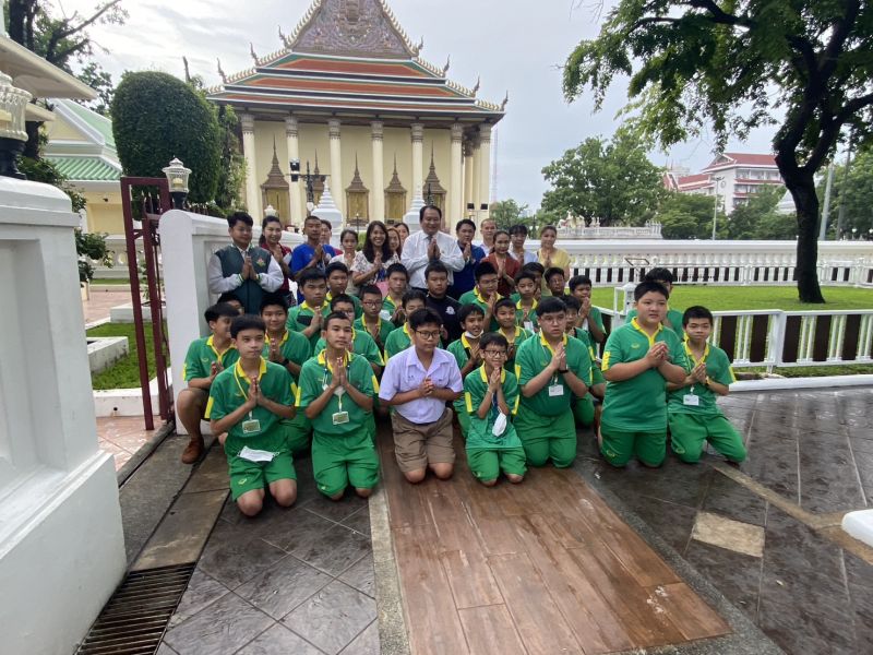 กิจกรรมทำบุญตักบาตรในช่วงเช้า ณ วัดเทพศิรินทราวาส