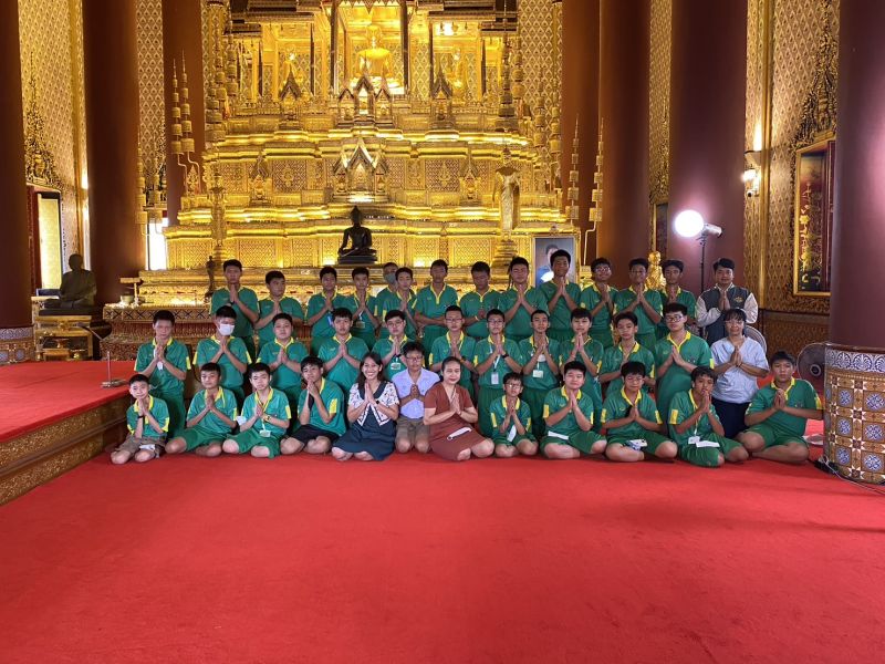 กิจกรรมทำบุญตักบาตรในช่วงเช้า ณ วัดเทพศิรินทราวาส