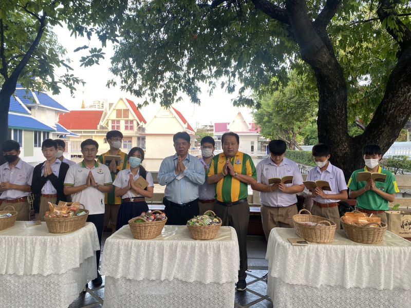 กิจกรรมทำบุญตักบาตรในช่วงเช้า ณ วัดเทพศิรินทราวาส