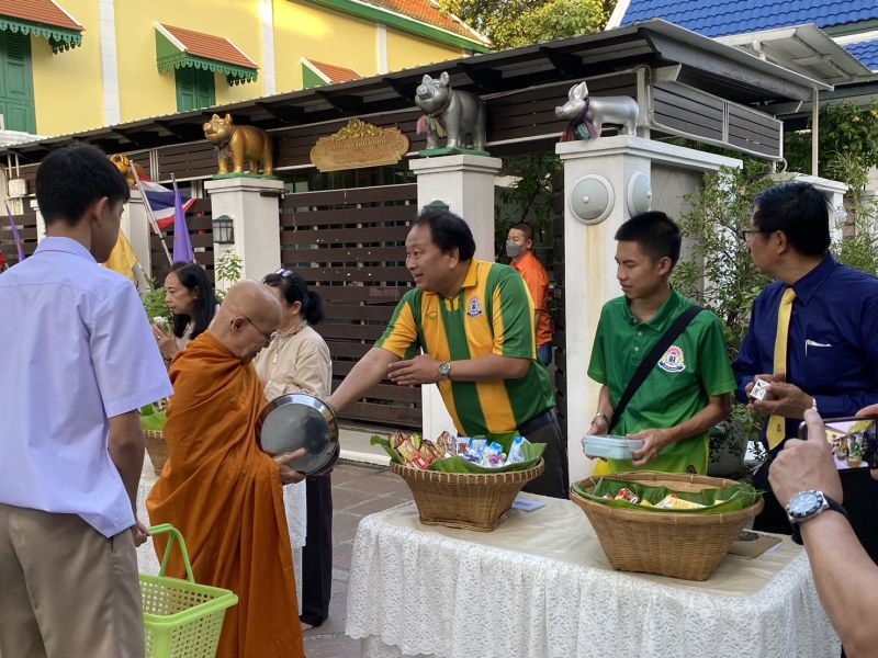 กิจกรรมทำบุญตักบาตรในช่วงเช้า ณ วัดเทพศิรินทราวาส