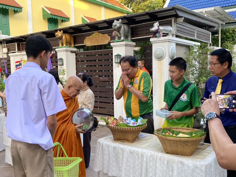 กิจกรรมทำบุญตักบาตรในช่วงเช้า ณ วัดเทพศิรินทราวาส