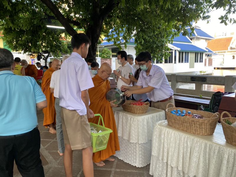 กิจกรรมทำบุญตักบาตรในช่วงเช้า ณ วัดเทพศิรินทราวาส