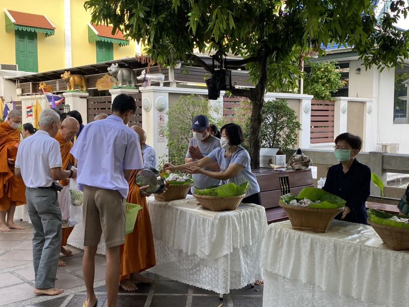 กิจกรรมทำบุญตักบาตรในช่วงเช้า ณ วัดเทพศิรินทราวาส