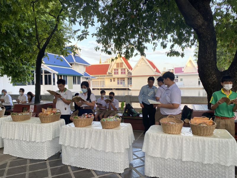กิจกรรมทำบุญตักบาตรในช่วงเช้า ณ วัดเทพศิรินทราวาส