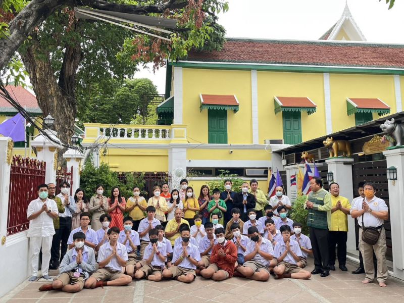 กิจกรรมทำบุญตักบาตรในช่วงเช้า ณ วัดเทพศิรินทราวาส