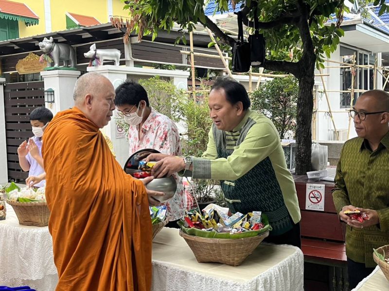 กิจกรรมทำบุญตักบาตรในช่วงเช้า ณ วัดเทพศิรินทราวาส