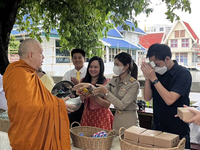 กิจกรรมทำบุญตักบาตรในช่วงเช้า ณ วัดเทพศิรินทราวาส