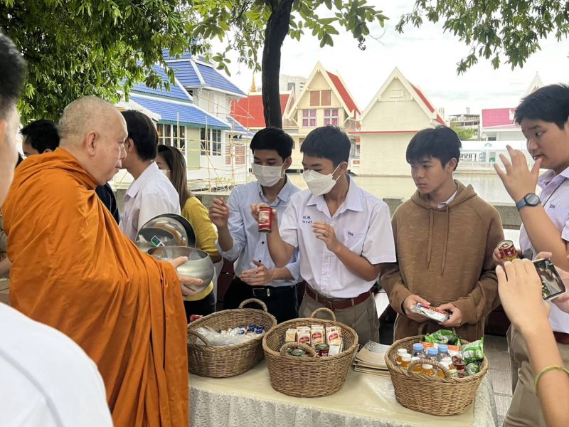 กิจกรรมทำบุญตักบาตรในช่วงเช้า ณ วัดเทพศิรินทราวาส