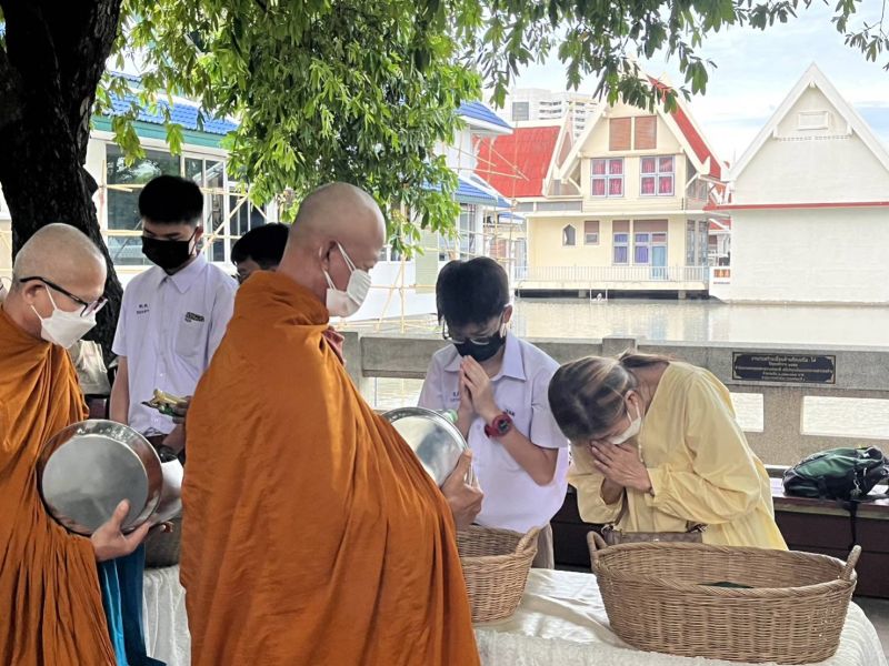กิจกรรมทำบุญตักบาตรในช่วงเช้า ณ วัดเทพศิรินทราวาส