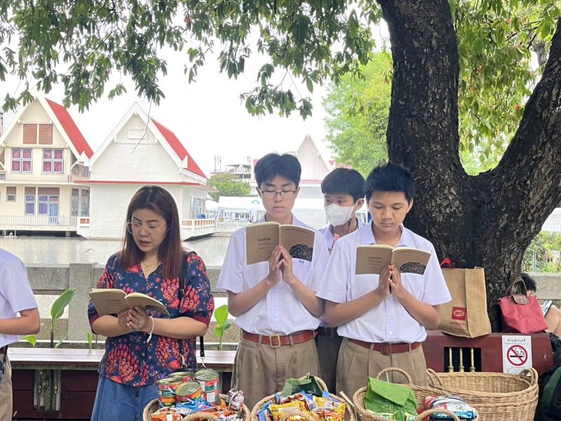กิจกรรมทำบุญตักบาตรในช่วงเช้า ณ วัดเทพศิรินทราวาส