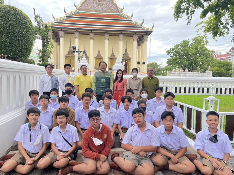 กิจกรรมทำบุญตักบาตรในช่วงเช้า ณ วัดเทพศิรินทราวาส