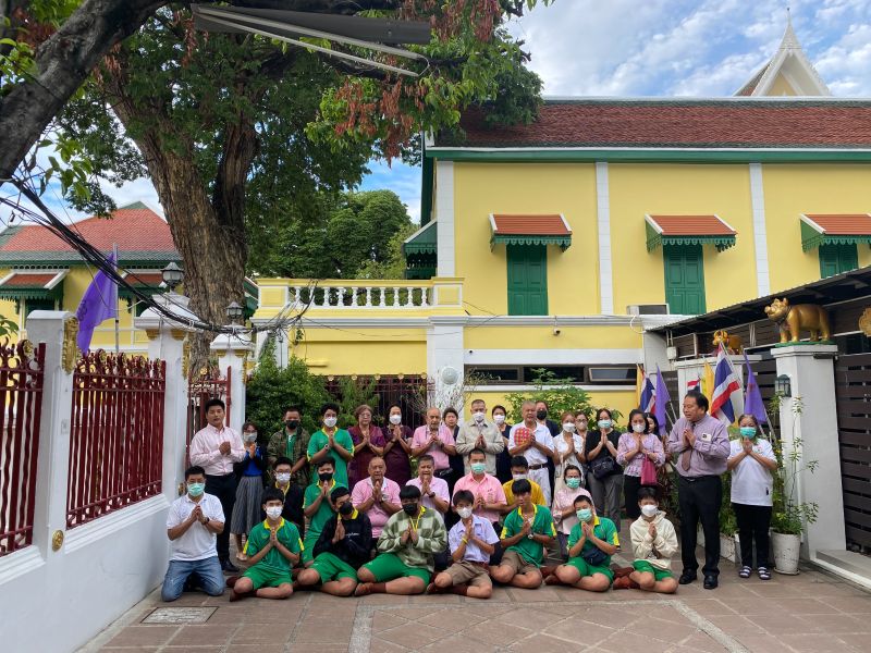 กิจกรรมทำบุญตักบาตรในช่วงเช้า ณ วัดเทพศิรินทราวาส