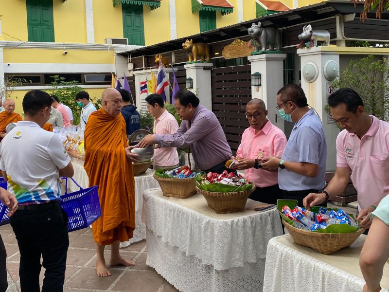 กิจกรรมทำบุญตักบาตรในช่วงเช้า ณ วัดเทพศิรินทราวาส