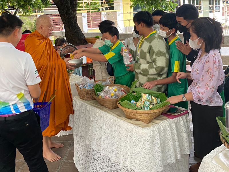 กิจกรรมทำบุญตักบาตรในช่วงเช้า ณ วัดเทพศิรินทราวาส