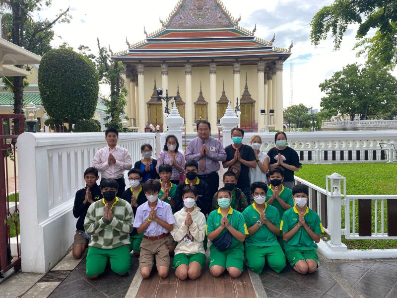 กิจกรรมทำบุญตักบาตรในช่วงเช้า ณ วัดเทพศิรินทราวาส