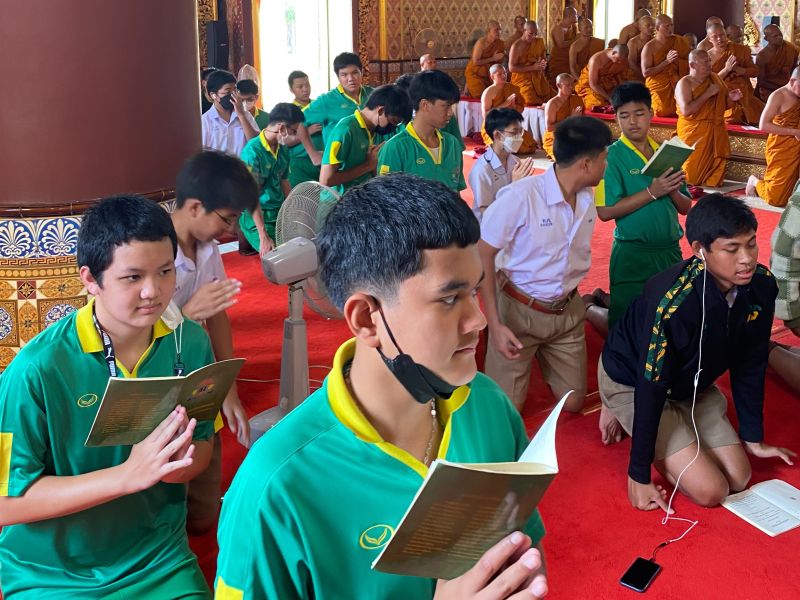 กิจกรรมทำบุญตักบาตรในช่วงเช้า ณ วัดเทพศิรินทราวาส