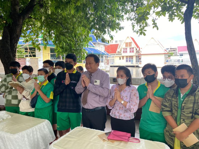 กิจกรรมทำบุญตักบาตรในช่วงเช้า ณ วัดเทพศิรินทราวาส
